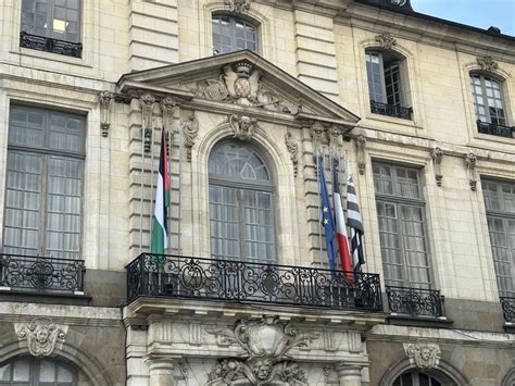 Drapeau palestinien sur la mairie de Rennes : l’acte de la majorité ...