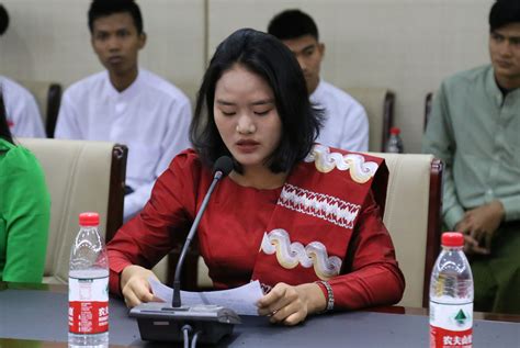 缅甸在华留学生学写汉字_宇青留学资讯