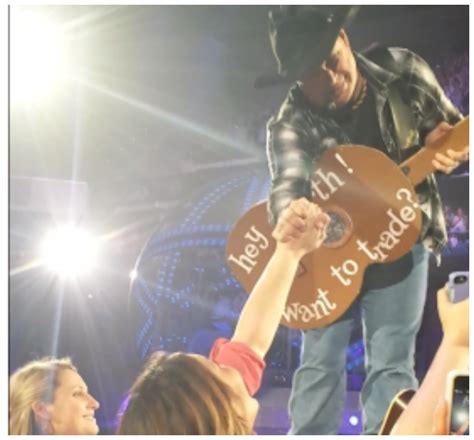 VIDEO: Garth Brooks Trades His Guitar for Fan’s Cardboard One | FOX 2