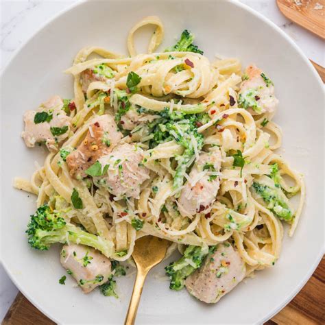 Chicken and Broccoli Fettuccine Alfredo - easydinnerrecipes.com