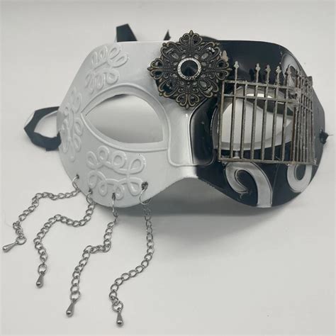 15 Powerful Symbols of Betrayal and What They Mean