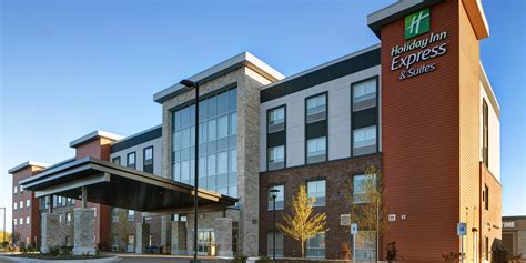 Holiday Inn Express & Suites Milwaukee Brookfield