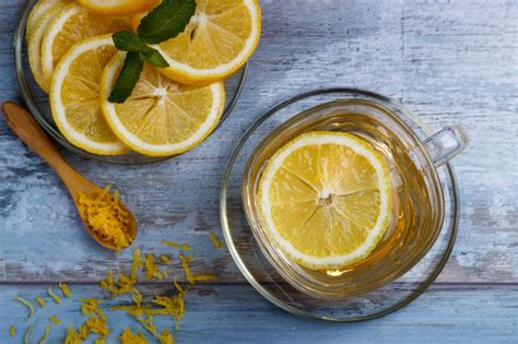 柠檬蜂蜜水一天喝几次?柠檬蜂蜜水什么时间喝比较好?_滋补_三顶养生网