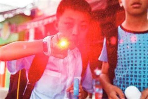 激光笔照射眼睛十几秒，12岁男孩几近失明！这些毁眼物品要小心_伤害