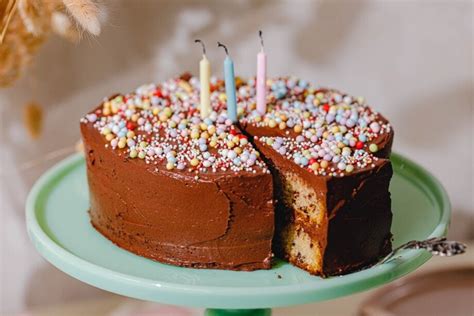 Veganer Geburtstagskuchen mit Schoko-Frosting · Eat this!