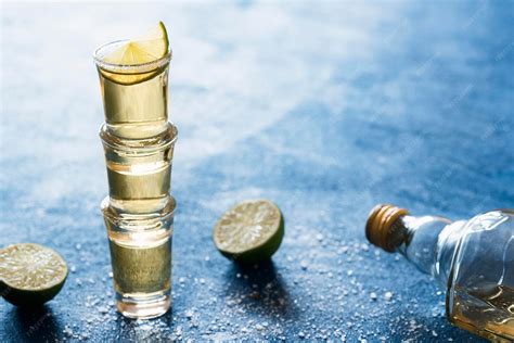 Bebidas de fiesta mexicana tres tragos de tequila con sal y lima | Foto ...