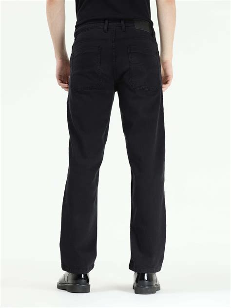 Why Relaxed Cargo Jeans for Men Are Trending in 2026