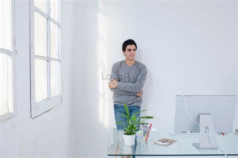 People Standing in Office 的图像结果