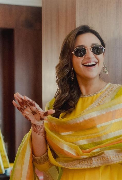 Minimal mehendi designs for modern brides feat. Parineeti, Kiara ...