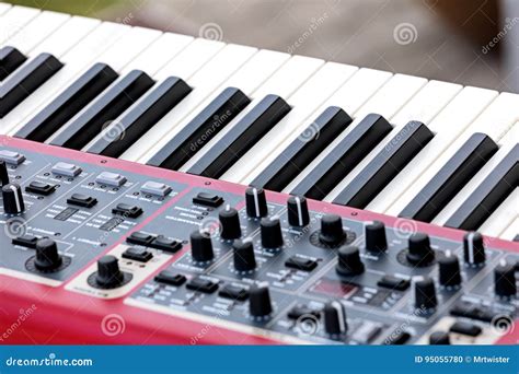 Electronic Synthesizer 的图像结果