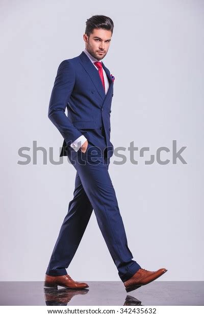 Action Poses Man in Business Suit 的图像结果