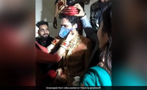 TikTok Viral Video Bride Relatives Welcomes Groom And Sanatize Baraati ...