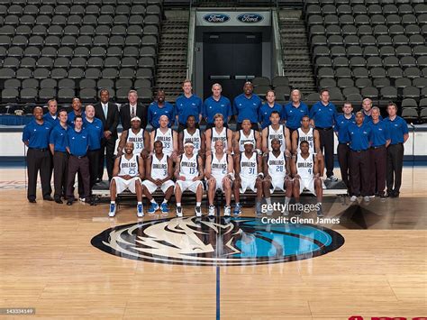 The 2011-2012 Dallas Mavericks pose for their annual team photo on ...