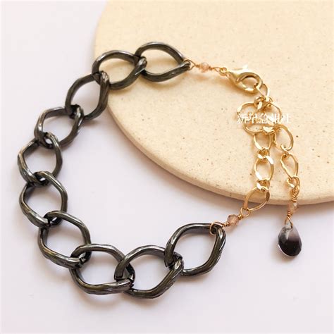 雷雨の骨組みの本のブレスレット | 新星急報社