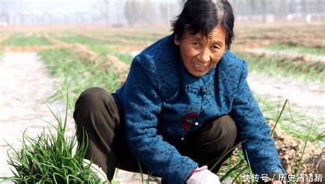 农村80岁老人照顾100岁妈妈，他说在母亲面前自己永远是孩子