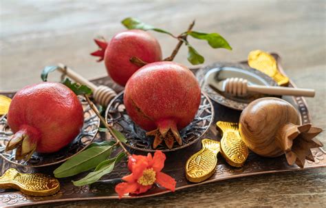 Unique Rosh Hashanah Traditions from Around the Jewish World | Judaica ...