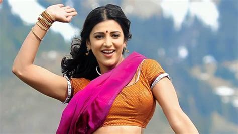 Shruti Haasan Goes Naughty With 'Boyfriend', Kisses In Public