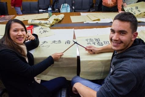 外籍留学生体验中国传统书法-同济大学新闻网