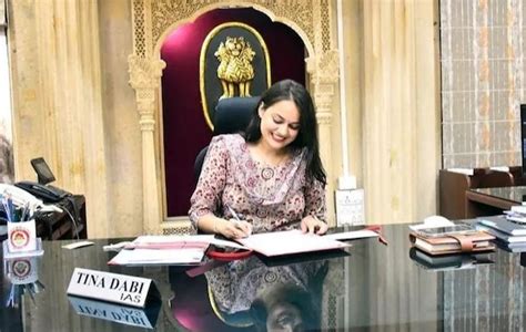 टीना डाबी का जीवन परिचय (जन्म, शिक्षा, उम्र, शादी, परिवार, जाति)