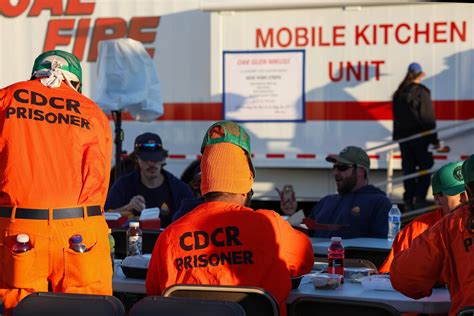 Inmate firefighters: Over 1,000 prisoners deployed to battle Los ...