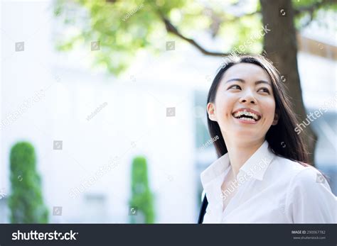 Business Women Going to Work 的图像结果