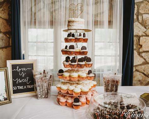 Wedding cake and dessert table ideas | Beachweddingtips.com