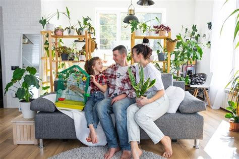 Família tradicional com uma criança e um papagaio de estimação em uma ...