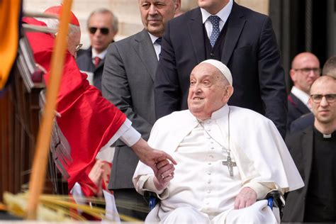 Pope Francis appears at Palm Sunday Mass at St. Peter's Square ...