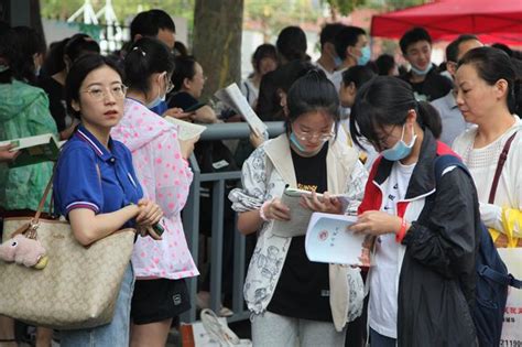 提前进入等候区，不扎堆不聚集，郑州九中考点1260名考生有序入场-大河新闻
