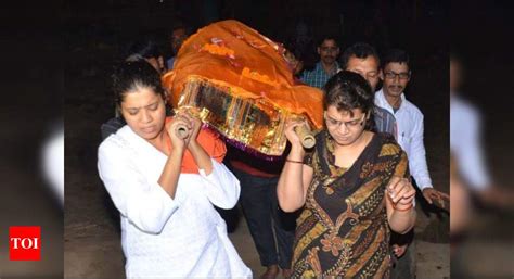 Daughters perform last rites of their father in Kashi | Varanasi News ...