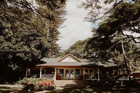 Wedding Photos at the Olowalu Plantation House, Maui | Elyssa + Garrett
