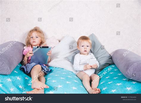 Kids Using Tablet 的图像结果