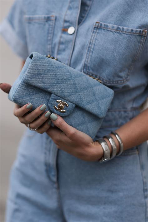 TikTok流傳的「藍色指甲理論」是什麼？它讓藍色總是熱門，12款「藍色美甲」範本推薦 | Vogue Taiwan