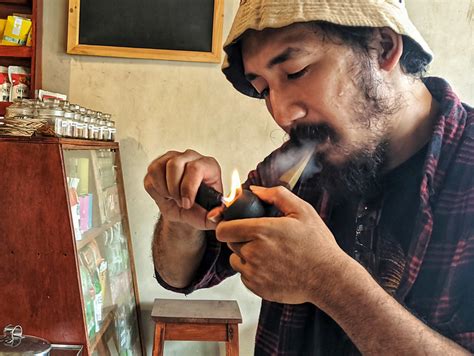 Apa Perbedaan Tembakau Pipa dan Tingwe?