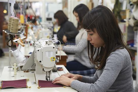 在制作手提包的女缝纫工高清图片下载-正版图片502068198-摄图网