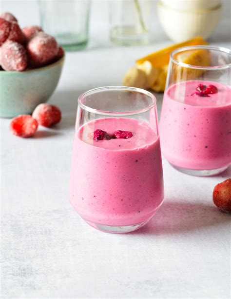Strawberry Dragon Fruit Smoothie - Sip Sip Smoothie