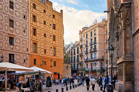 Gothic Quarter in Barcelona - Explore a Maze of Medieval Streets and ...