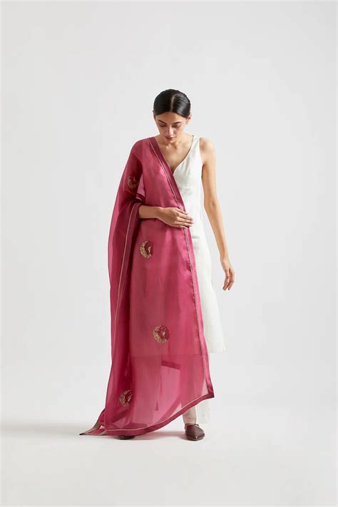 Mira Kapoor returns to classic monotones with a deep pink Kshitij ...