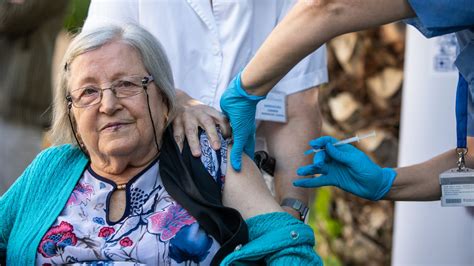 Flu vaccine: CDC releases effectiveness data for children and seniors