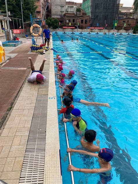 快乐的孩子们游泳池上课学游泳高清图片下载-正版图片300724480-摄图网