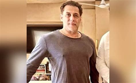 सलमान खान दिखे फटी टीशर्ट और पजामे में, वायरल फोटो में सफेद दाढ़ी देख ...