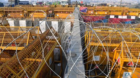 Farmers Protest: Delhi Police Starts Removing Barricades On Ghazipur ...