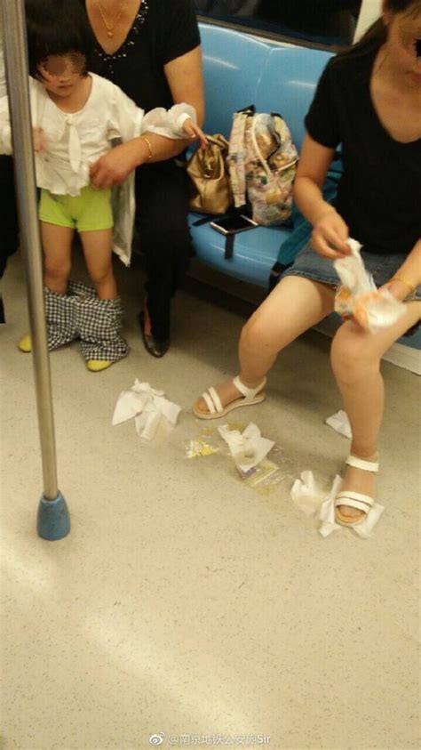 小女孩在地铁车厢里小便 一车厢人忙躲尿_北京时间