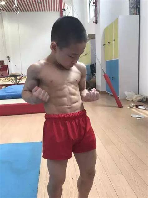 7岁小孩8块腹肌 体操赛独揽6金_手机凤凰网