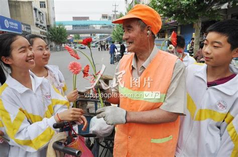 安徽阜阳：鲜花毛巾献给光荣的劳动者-人民图片网