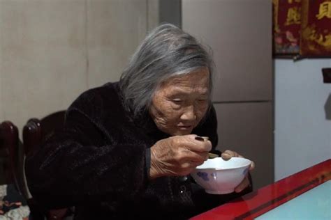 91岁老人轮到三儿子家管饭，吃饭没胃口，看儿媳妇如何待农村婆婆_凤凰网视频_凤凰网