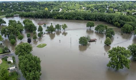 US: 1 dead in floods in Midwest as millions in other states swelter ...
