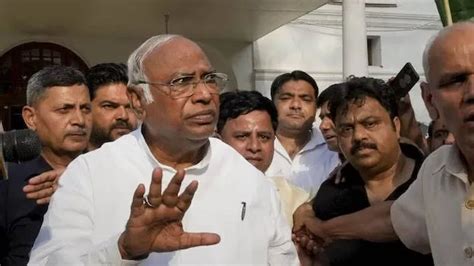 Karnataka CM decision: Congress high command bans public response ...