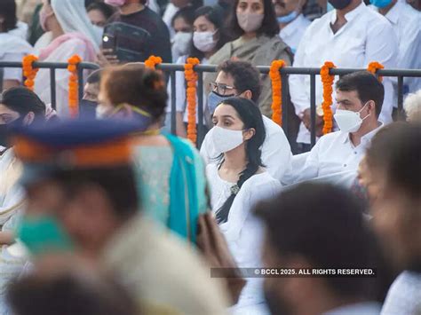 Lata Mangeshkar's funeral: PM Modi, Shah Rukh Khan, Asha Bhosle ...