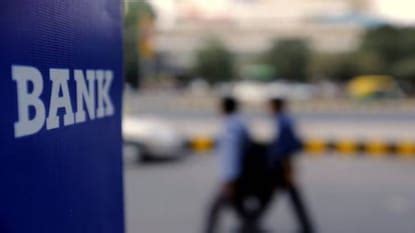 RBI News: బ్యాంకు ఉద్యోగులకు ఆర్‌బీఐ షాక్.. కస్టమర్లకు భారీ ఊరట! కొత్త ...